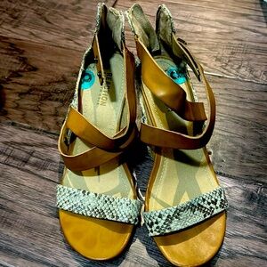Reaction Kenneth Cole Snake Wedge Heel Sandals Sz 8